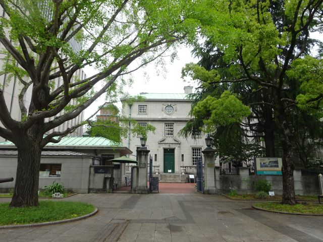 横浜開港資料館の外観（開港広場側の入口）