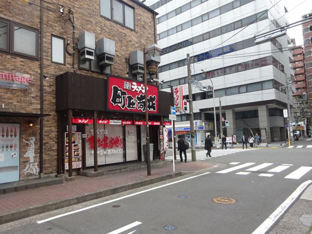 横浜駅西口・鶴屋町の横浜家系ラーメン「町田商店横浜駅前店」の外観と周辺の様子