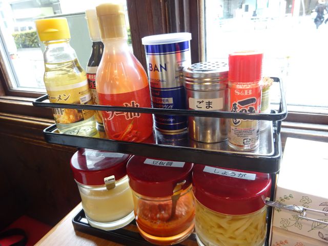 横浜駅西口・鶴屋町の横浜家系ラーメン「町田商店横浜駅前店」の卓上調味