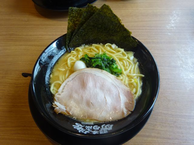 横浜駅西口・鶴屋町の横浜家系ラーメン「町田商店横浜駅前店」で注文した豚骨醤油ラーメン