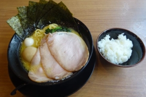 横浜駅西口・鶴屋町の横浜家系ラーメン「町田商店横浜駅前店」で注文した豚骨醤油のMAXラーメンとランチ無料のライスを並べたところ