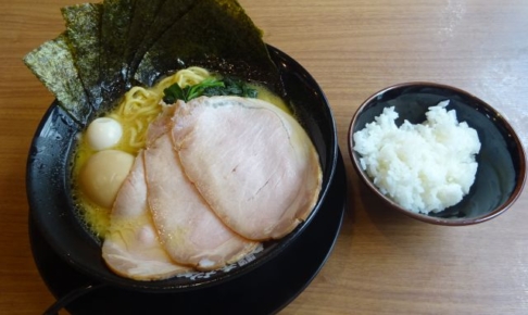 横浜駅西口・鶴屋町の横浜家系ラーメン「町田商店横浜駅前店」で注文した豚骨醤油のMAXラーメンとランチ無料のライスを並べたところ