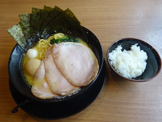 横浜駅西口・鶴屋町の横浜家系ラーメン「町田商店横浜駅前店」で注文した豚骨醤油のMAXラーメンとランチ無料のライスを並べたところ