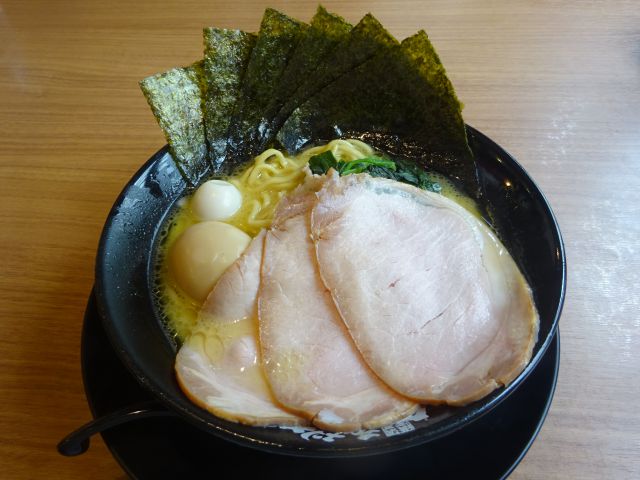 横浜駅西口・鶴屋町の横浜家系ラーメン「町田商店横浜駅前店」で注文した豚骨醤油のMAXラーメン