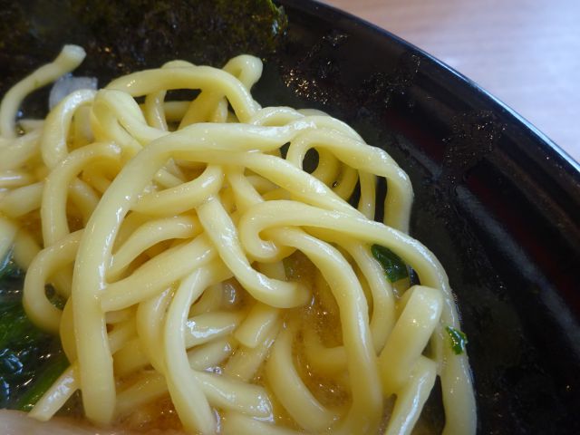 横浜駅西口・鶴屋町の横浜家系ラーメン「町田商店横浜駅前店」にてラーメンの麺アップ