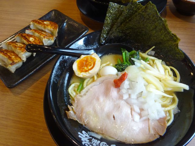 横浜駅西口・鶴屋町の横浜家系ラーメン「町田商店横浜駅前店」で注文した豚骨醤油ラーメンに味変調味や刻み玉葱をのせたところ