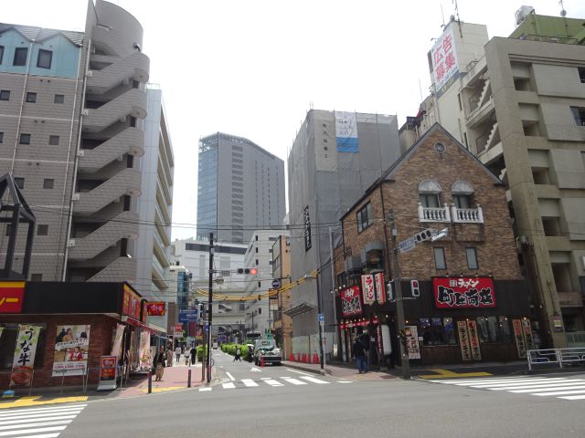 横浜駅西口・鶴屋町の横浜家系ラーメン「町田商店横浜駅前店」の外観と周辺の様子（横浜駅方面も見える）