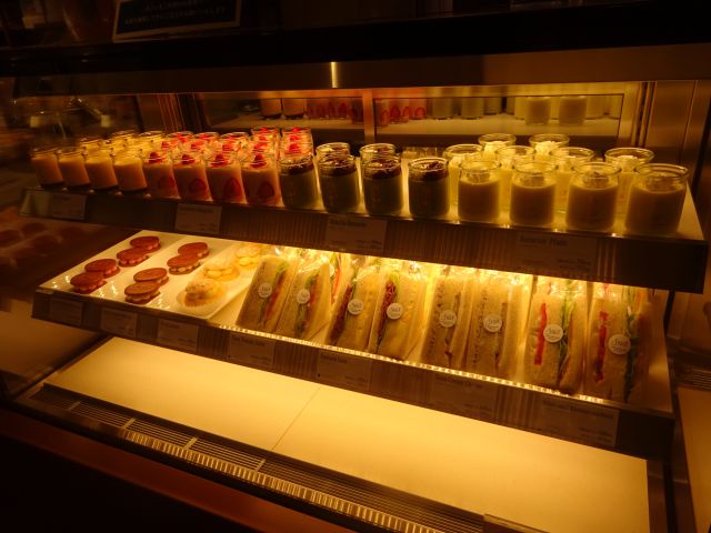 横浜駅西口・ホテルニューグランドの直営ショップ「S.Weil by HOTEL NEW GRAND 横浜高島屋店」店内の冷蔵ショーケースに並ぶプリン、ババロア、サンドイッチなど