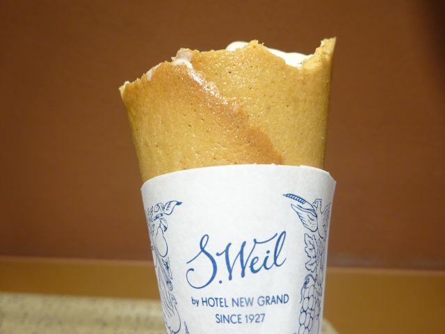 横浜駅西口・ホテルニューグランドの直営ショップ「S.Weil by HOTEL NEW GRAND 横浜高島屋店」で注文したモカソフトクリームのコーン