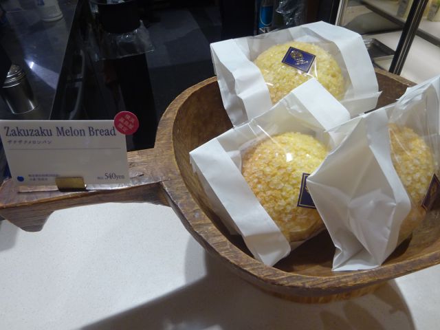 横浜駅西口・ホテルニューグランドの直営ショップ「S.Weil by HOTEL NEW GRAND 横浜高島屋店」に置かれたザクザクメロンパン（横浜髙島屋限定と記載あり）