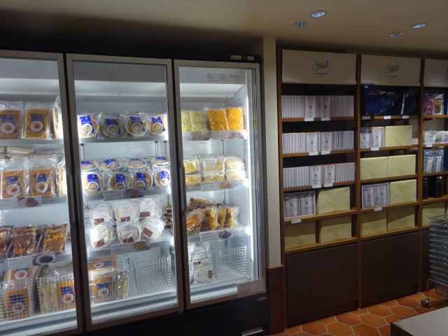 横浜駅西口・ホテルニューグランドの直営ショップ「S.Weil by HOTEL NEW GRAND 横浜高島屋店」店内の様子（冷凍ケースとレトルトが並ぶ棚）