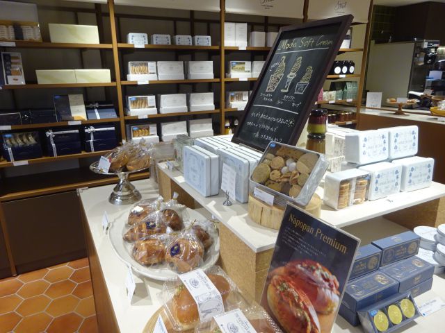 横浜駅西口・ホテルニューグランドの直営ショップ「S.Weil by HOTEL NEW GRAND 横浜高島屋店」店内の様子（焼き菓子・パンなど並ぶ棚）