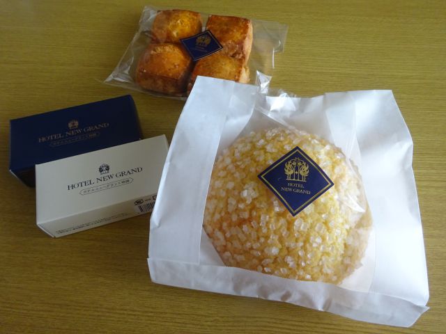 横浜駅西口・ホテルニューグランドの直営ショップ「S.Weil by HOTEL NEW GRAND 横浜高島屋店」でお土産として購入したザクザクメロンパン、桜のスコーン、ガトーショコラ＆ガトーオランジュを並べたところ