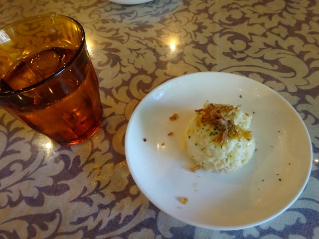 横浜元町「CHICHOS」のランチに付く前菜（ポテトサラダ）と水の入ったガラスのコップ