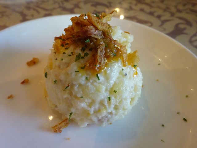 横浜元町「CHICHOS」のランチに付く前菜（ポテトサラダ）のアップ