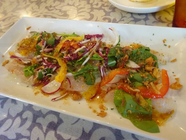 横浜元町「CHICHOS」で注文した本日の鮮魚のカルパッチョ