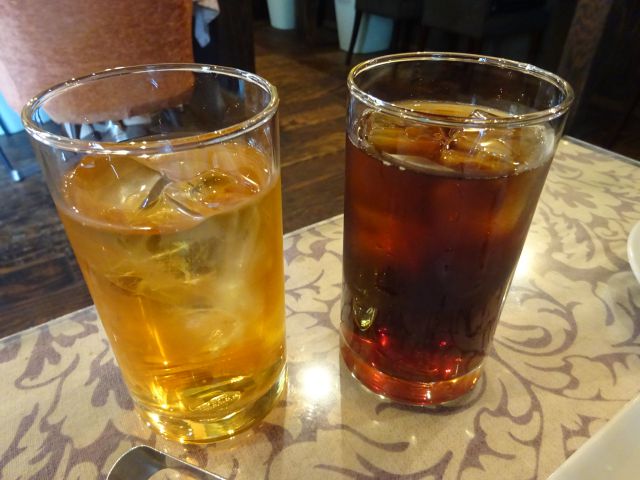 横浜元町「CHICHOS」で注文したランチのドリンク（アイスコーヒーとアイスティー）