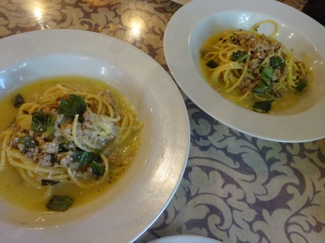 横浜元町「CHICHOS」で注文したパスタ（フレッシュバジルのホワイトボロネーゼスパゲッティ）を2人分のお皿に分けてある様子