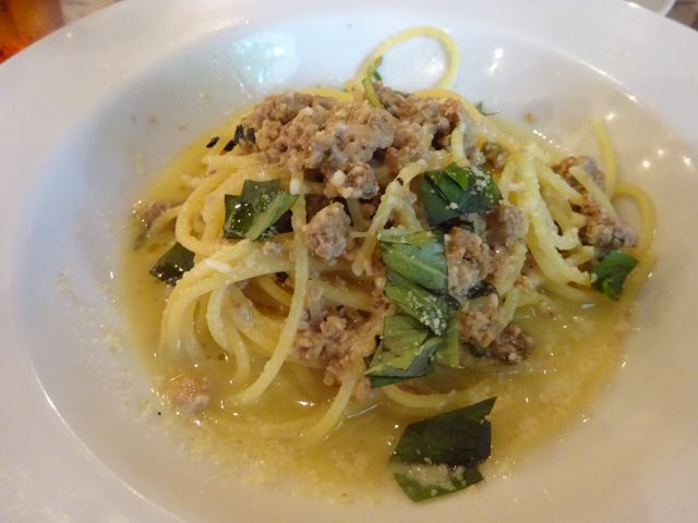 横浜元町「CHICHOS」で注文したパスタ（フレッシュバジルのホワイトボロネーゼスパゲッティ）