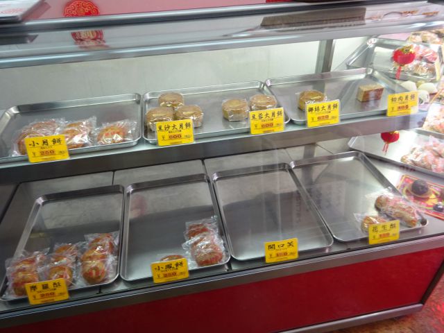 横浜中華街「聚楽（じゅらく）」のショーケースに並ぶ中華菓子
