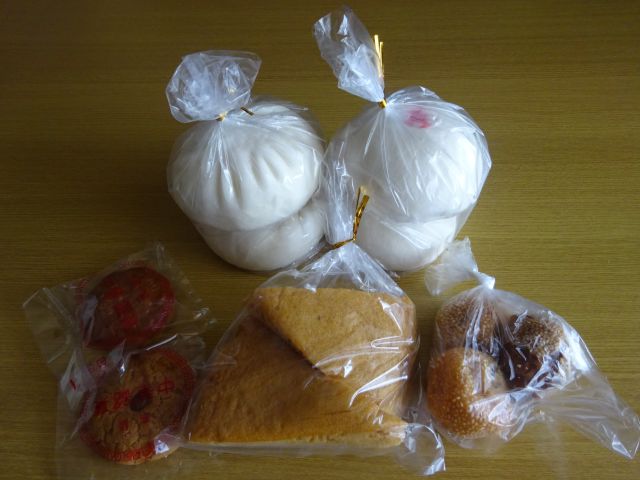 横浜中華街「聚楽（じゅらく）」で購入したマーライコウ（馬拉糕）、肉まん＆あんまん、ゴマ団子、月餅、杏仁酥など並べたところ