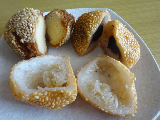 横浜中華街「聚楽（じゅらく）」で購入したゴマ団子2種（黒餡とココナッツ）と開口笑（ゴマドーナツ）の断面