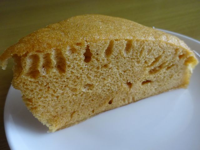 横浜中華街「聚楽（じゅらく）」で購入したマーライコウ（馬拉糕）の断面