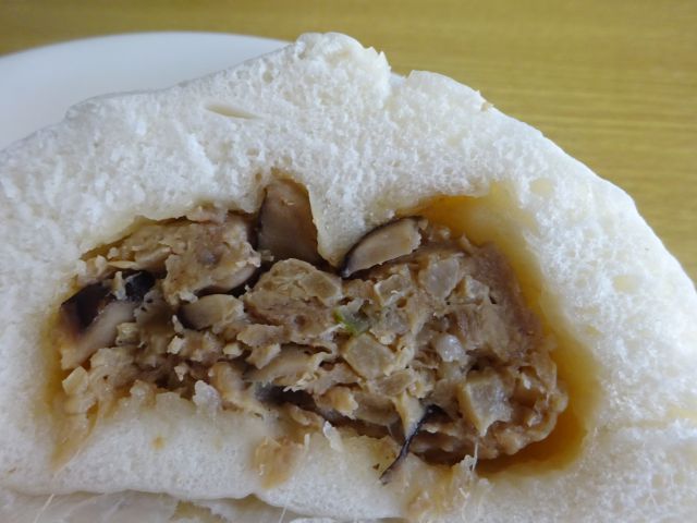横浜中華街「聚楽（じゅらく）」で購入した肉まんの断面
