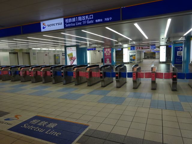 相鉄線「横浜駅」の1階改札口の様子（改札外から見た1階改札口）