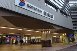 相鉄線「横浜駅」がある横浜駅みなみ西口（相鉄口）の様子（SOTETSU 横浜駅の看板あり）