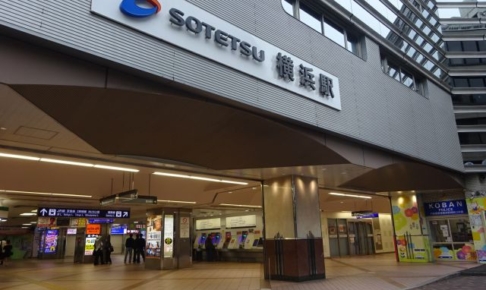 相鉄線「横浜駅」がある横浜駅みなみ西口（相鉄口）の様子（SOTETSU 横浜駅の看板あり）