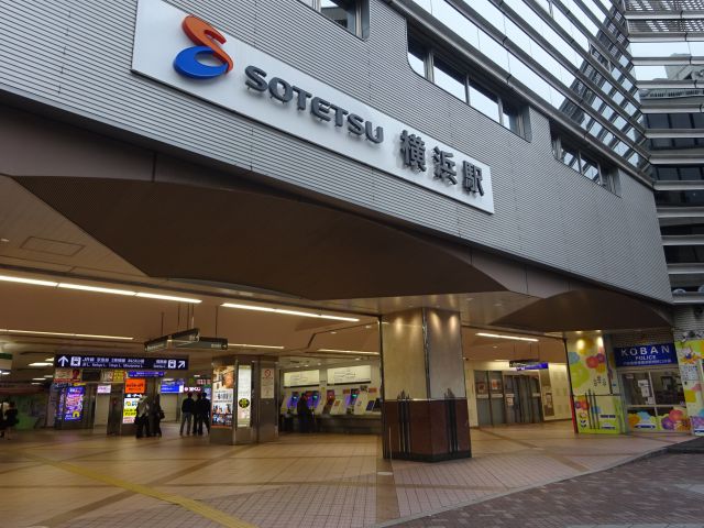 相鉄線「横浜駅」がある横浜駅みなみ西口（相鉄口）の様子（SOTETSU 横浜駅の看板あり）