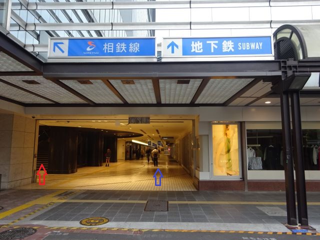 横浜駅前西口広場から見た横浜ジョイナス（1F通路）の様子（相鉄線と市営地下鉄の矢印案内あり）