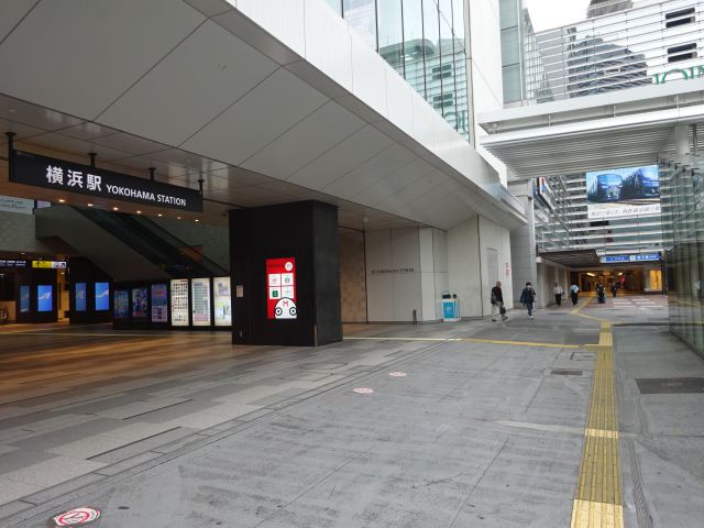 横浜駅前西口広場と横浜ジョイナス（1F）側の景色