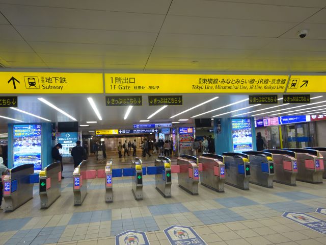 相鉄線「横浜駅」の1階改札口の様子（改札内から見た1階改札口）