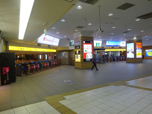 相鉄線「横浜駅」の2階改札口の様子（改札内から見た2階改札口）