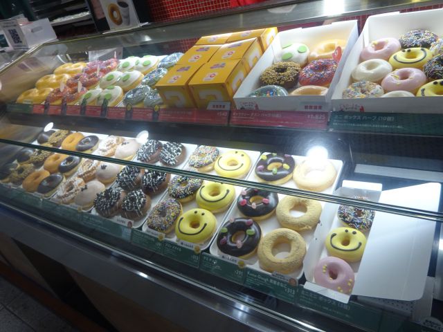 横浜駅西口「クリスピー・クリーム・ドーナツ横浜ジョイナス店」のショーケースに並ぶドーナツ