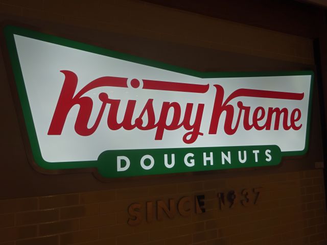 横浜駅西口「クリスピー・クリーム・ドーナツ横浜ジョイナス店」のお店の看板（ロゴ）