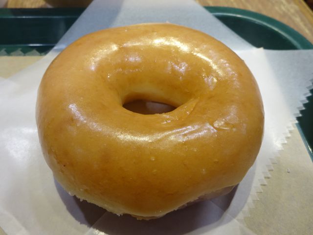 横浜駅西口「クリスピー・クリーム・ドーナツ横浜ジョイナス店」で注文した人気No1の看板商品ドーナツ「オリジナル・グレーズド」