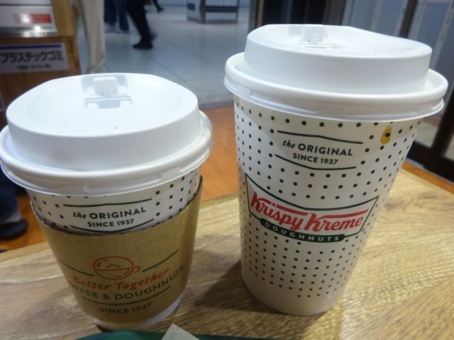 横浜駅西口「クリスピー・クリーム・ドーナツ横浜ジョイナス店」で注文したドリンク（ホットコーヒー（Sサイズ）とアイスコーヒー（Tサイズ）を並べたところ）
