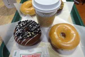 横浜駅西口「クリスピー・クリーム・ドーナツ横浜ジョイナス店」で注文したドーナツとドリンクがトレーにのっている様子