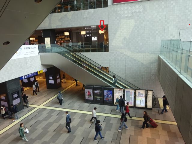JR横浜タワーアトリウムの様子（相鉄線「横浜駅」2F改札に向かう方向に赤い矢印をつけている）