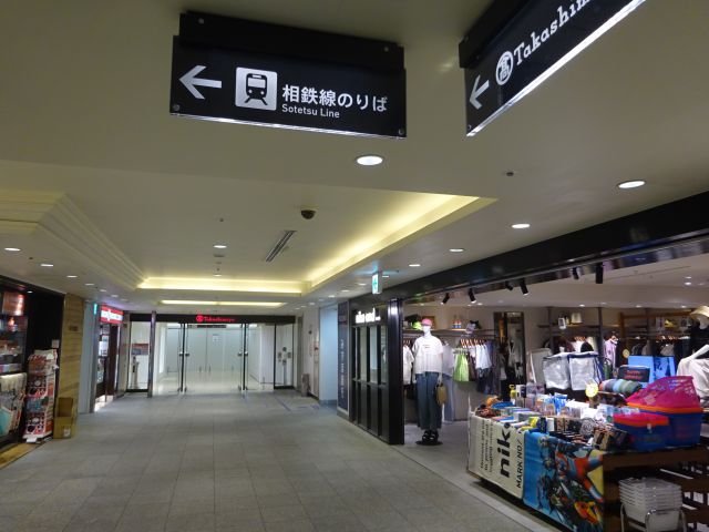 相鉄線「横浜駅」の2階改札口の近くにある横浜髙島屋2階入口の様子