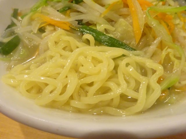 横浜駅西口五番街「龍王」で注文したタンメンの麺アップ