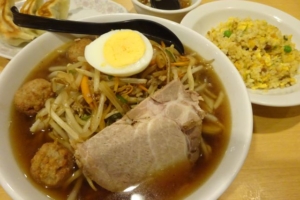 横浜駅西口五番街「龍王」で注文した龍王ラーメン（半チャーハン、餃子も見える）
