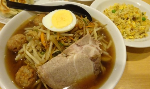 横浜駅西口五番街「龍王」で注文した龍王ラーメン（半チャーハン、餃子も見える）