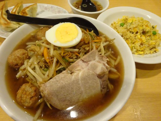 横浜駅西口五番街「龍王」で注文した龍王ラーメン(半チャーハン、餃子も見える)