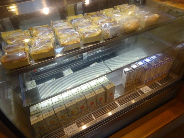 日本大通りのパン屋「ベーカリー三三」店内の冷蔵ケースにはバスクチーズケーキ、パックのジュース、牛乳など