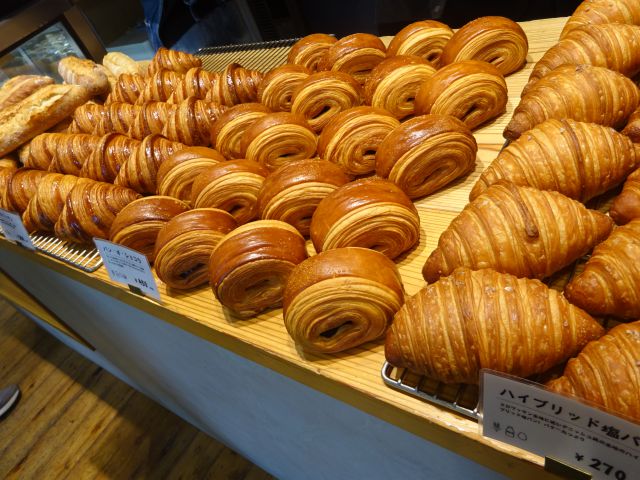 日本大通りのパン屋「ベーカリー三三」店内の棚に並ぶクロワッサン、パン・オ・ショコラなど