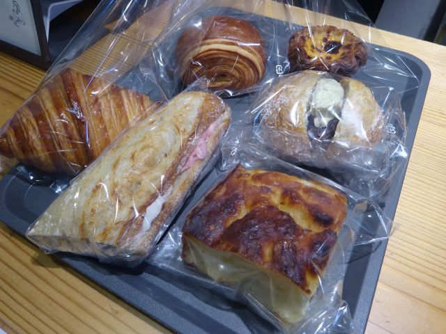 日本大通りのパン屋「ベーカリー三三」で購入したパン（クロワッサン、パン・オ・ショコラ、エッグタルト、フォカッチャ、ジャンボンブール、バニラバターとあんこのサンド）